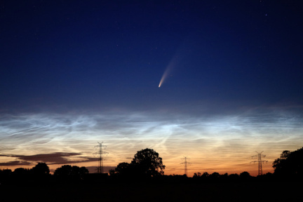 Komet C-2020 F3 NEOWISE über leuchtenden Nachtwolken